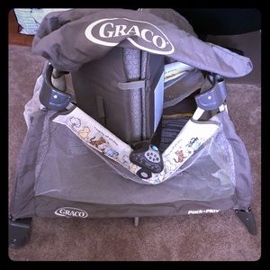 Graco Pack 'n Play includes travel/carrying bag